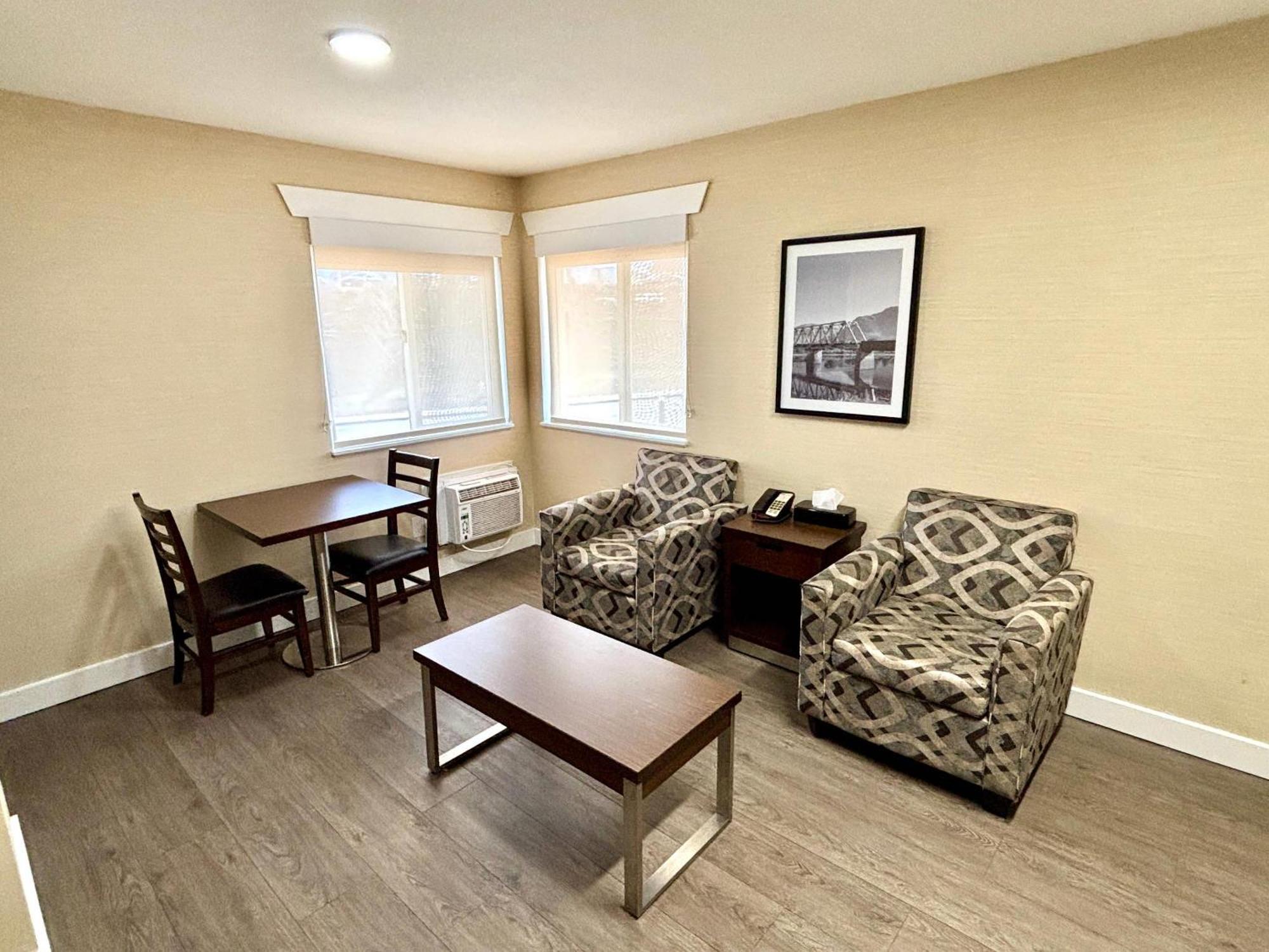 Rodeway Inn & Suites Kamloops Luaran gambar
